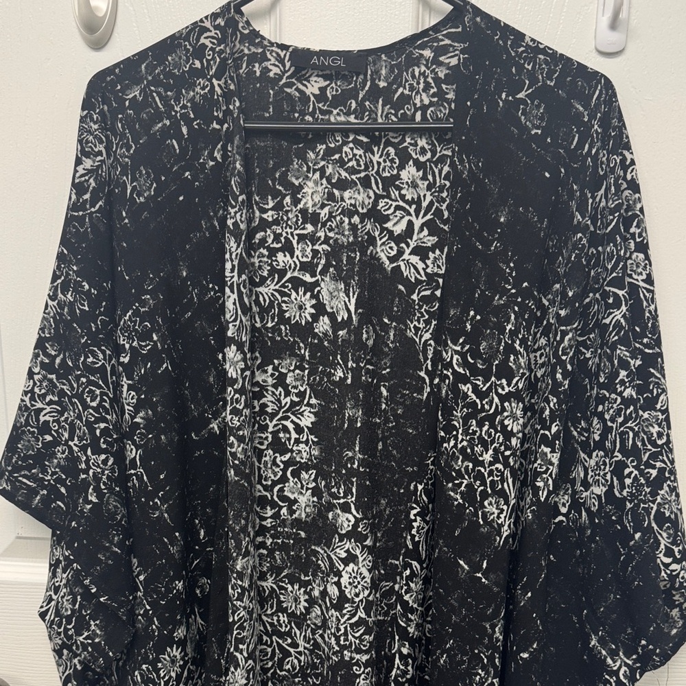 ANGL Monochrome Floral Kimono - Picture 3 of 4
